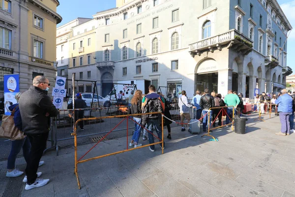Бергамо Италия Октября 2021 Года Люди Участвуют Манифестации Против Зеленого — стоковое фото