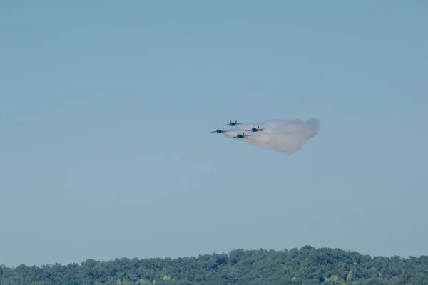 Μια Ομάδα Ιπτάμενων Αεροσκαφών Ενάντια Έναν Καθαρό Ουρανό Κατά Διάρκεια — Φωτογραφία Αρχείου