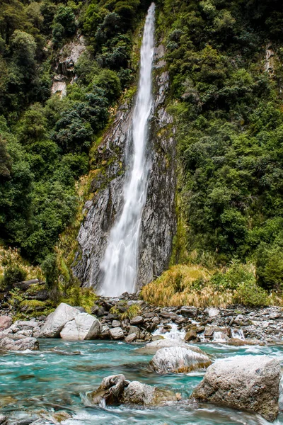 Vertical Shot Waterfall Surrounded Forest — Fotografia de Stock