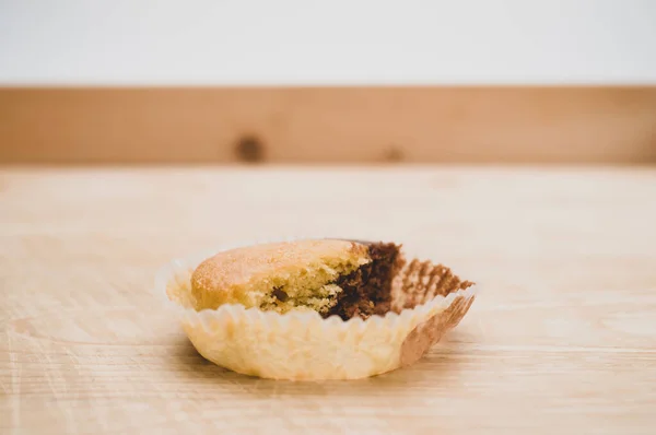 Mordiscado Cupcake Chocolate Orgânico Fundo Madeira Áspera Com Espaço Texto — Fotografia de Stock