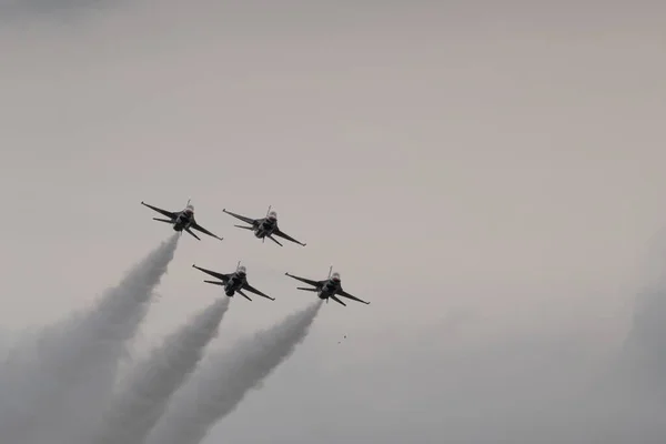 Grupo Aviones Voladores Contra Cielo Sombrío Durante Espectáculo Aéreo —  Fotos de Stock