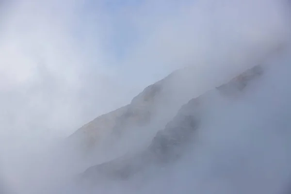 Paisaje Con Silueta Las Laderas Una Montaña Niebla — Foto de Stock