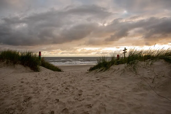 Den Molniga Himlen Över Havet Och Stranden Vid Solnedgången — Stockfoto