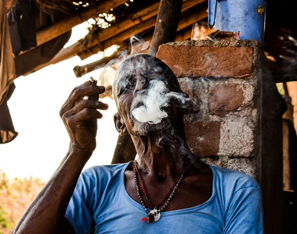 Dhamtari India Apr 2019 Old Black Male Smoking Chilling 흡연은 — 스톡 사진