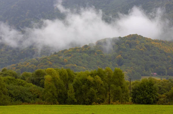 Ett Landskap Med Ett Moln Över Skogsklädd Kulle — Stockfoto