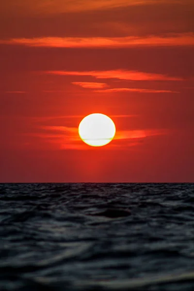 Красивый Вид Море Закатом Неба — стоковое фото