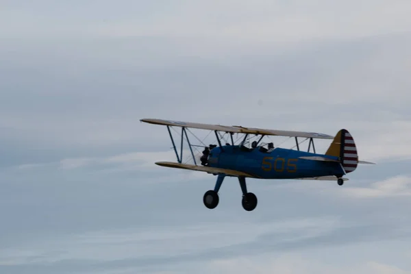 Een Vliegend Vliegtuig Tegen Een Bewolkte Lucht — Stockfoto