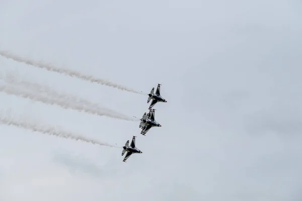 Grupo Aviones Voladores Contra Cielo Nublado Durante National Air Show —  Fotos de Stock