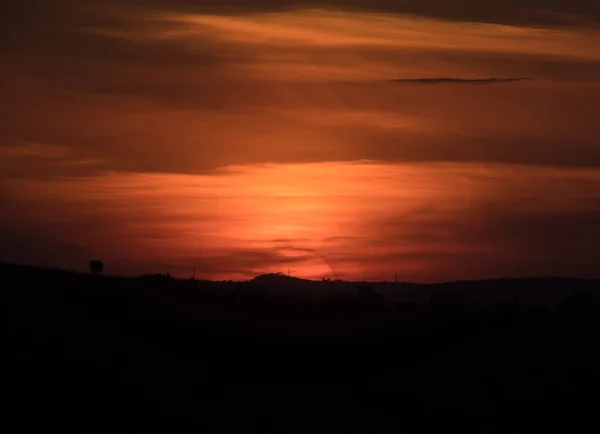 Красивое Горизонтальное Фоновое Изображение Захватывающего Красного Заката — стоковое фото