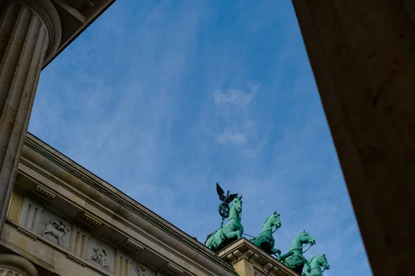 Tiro Ângulo Baixo Céu Azul Sobre Histórico Portão Brandemburgo — Fotografia de Stock