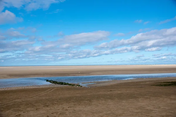 Błękitne Niebo Nad Morzem Plażą — Zdjęcie stockowe