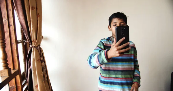 Ένα Αγόρι Φόντο Τοίχου Στο Σπίτι — Φωτογραφία Αρχείου