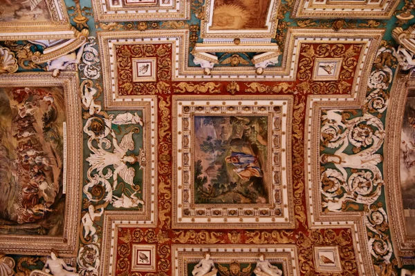 Ângulo Baixo Teto Decorado Ornamentado Museu Vaticano Itália — Fotografia de Stock