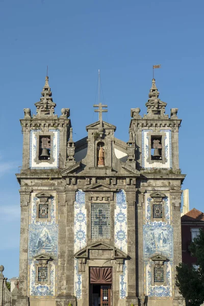 葡萄牙波尔图市一个阳光明媚的圣伊尔德丰索教堂外墙 — 图库照片