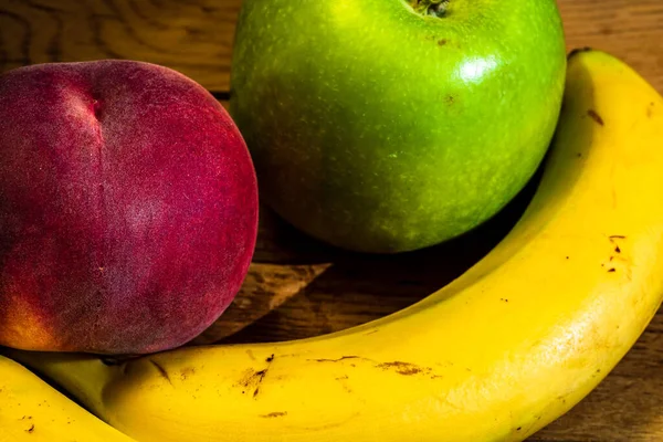 Eine Nahaufnahme Von Frischen Früchten Auf Einem Holztisch — Stockfoto