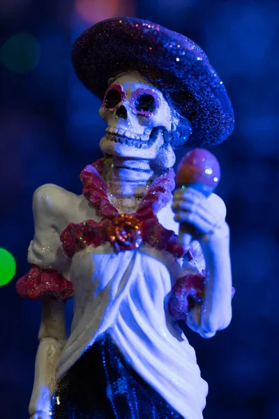 Plano Vertical Una Estatuilla Halloween Contra Fondo Borroso Luces Azules — Foto de Stock