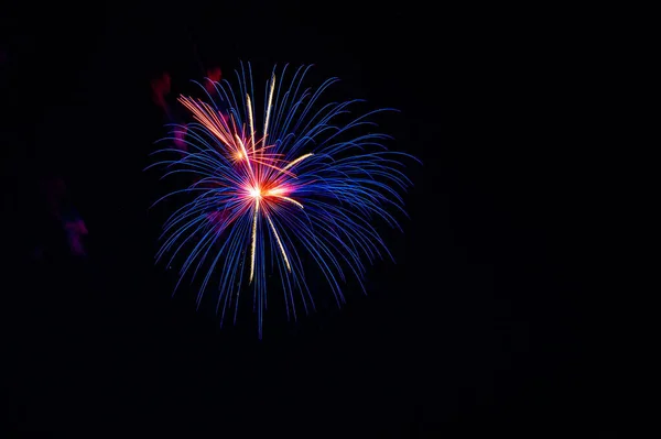 Luminosa Esplosione Fuochi Artificio Nel Cielo Notturno — Foto Stock