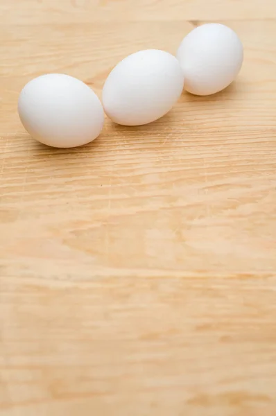 Oeufs Blancs Biologiques Sur Une Surface Table Bois Naturel Avec — Photo