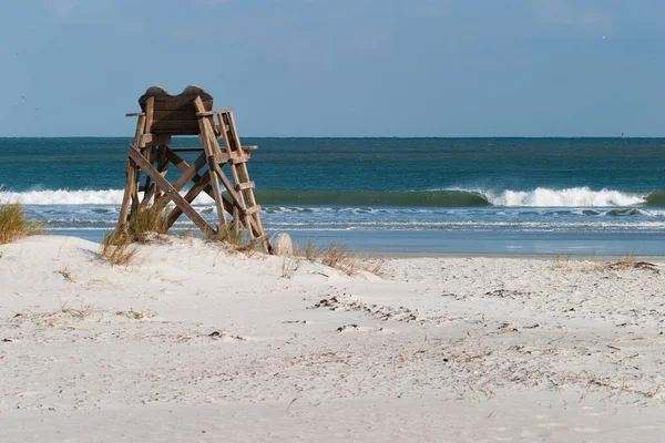 Fotografia Uma Cadeira Salva Vidas Uma Praia Tranquila Beira Mar — Fotografia de Stock