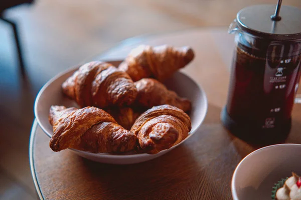 Closeup Shot Croissant Bread White Bowls Served Cafe — Photo