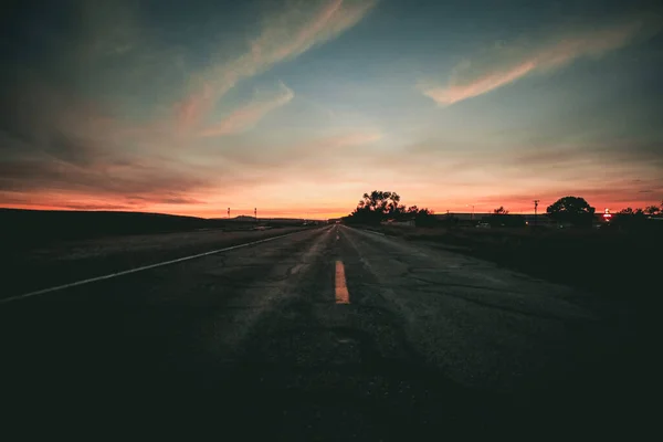 Прекрасний Вид Порожню Дорогу Під Небом Заходу Сонця — стокове фото