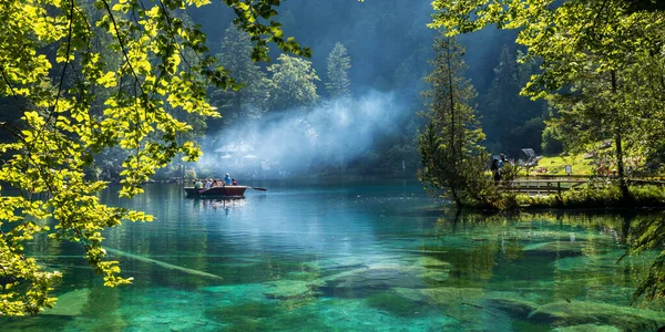 Lago Azul Claro Floresta Entre Árvores Com Barco Nele — Fotografia de Stock