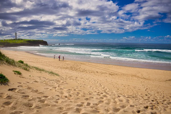 Uma Vista Panorâmica Uma Praia Fundo Céu Azul Clima Ensolarado — Fotografia de Stock