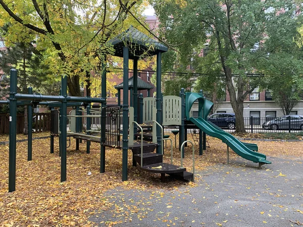 秋の木々の間の子供のための遊び場設備のショット — ストック写真