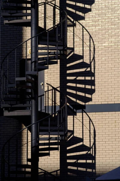建物の外の黒い階段の垂直ショット — ストック写真