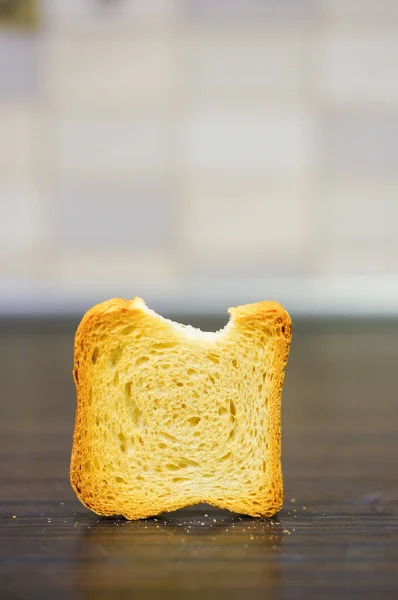 Tiro Vertical Pouco Pão Torrado Uma Mesa Madeira — Fotografia de Stock