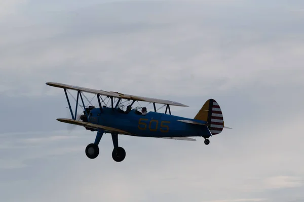 Eine Silhouettenaufnahme Von Historischen Militärflugzeugen Die Gegen Einen Bewölkten Himmel — Stockfoto