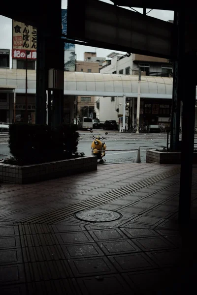 Een Verticaal Schot Van Een Scooter Straat Gezien Door Ingang — Stockfoto
