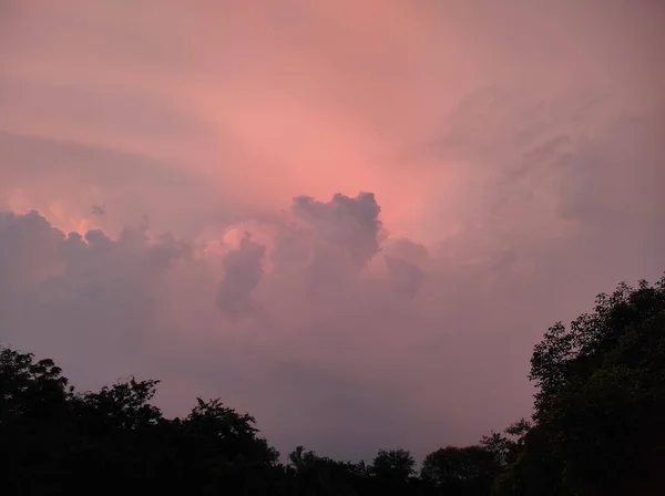 Прекрасна Сцена Хмар Небі Рожевому Заході Сонця — стокове фото