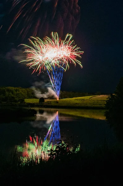 Colorful Firework Explosion Reflecting Water Surface — Stock Photo, Image