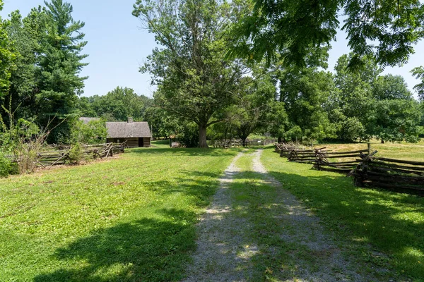 Une Vieille Cabane Rondins Une Clôture Rail Divisé Sous Arbre — Photo