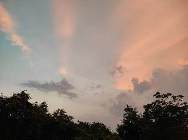 Een Prachtige Scène Van Wolken Lucht Bij Zonsondergang — Stockfoto