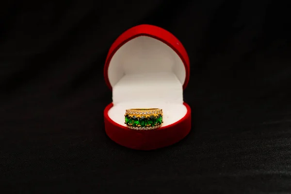 Nahaufnahme Eines Kostbaren Goldenen Rings Mit Grünen Steinen Der Herzförmigen — Stockfoto