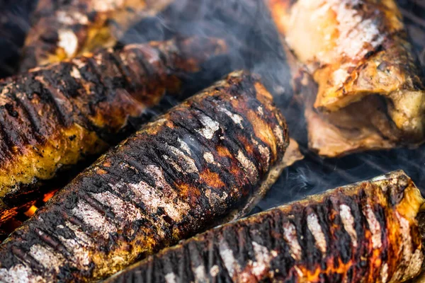 Detailní Záběr Grilovaných Ryb Grilu Dřevěném Uhlí — Stock fotografie