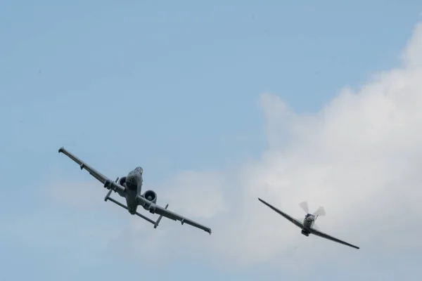 Grupo Aviones Voladores Contra Cielo Nublado Durante National Air Show — Foto de Stock