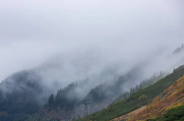 Uma Paisagem Com Vapor Sobre Uma Encosta Montanha — Fotografia de Stock