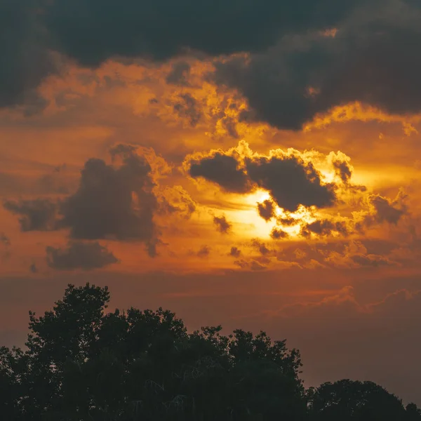 Chmury Niebie Światłem Słonecznym Przechodzącym Przez Nie Zachodzie Słońca — Zdjęcie stockowe