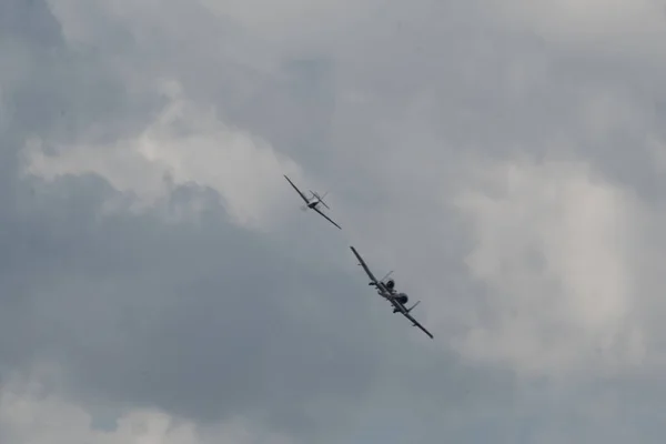 Grupo Aviões Voando Contra Céu Nublado Durante National Air Show — Fotografia de Stock