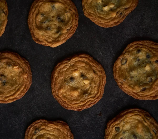 Primer Plano Deliciosas Galletas Chispas Chocolate Sobre Fondo Papel Negro — Foto de Stock