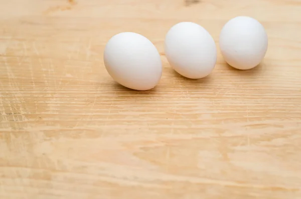 Huevos Blancos Orgánicos Una Superficie Mesa Madera Natural Con Espacio —  Fotos de Stock