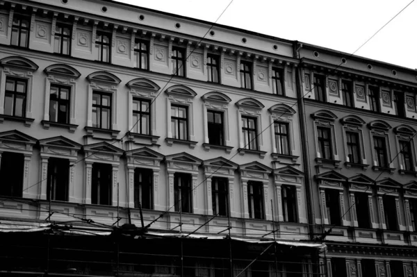 Una Foto Escala Grises Una Hermosa Fachada Edificio Con Muchas — Foto de Stock