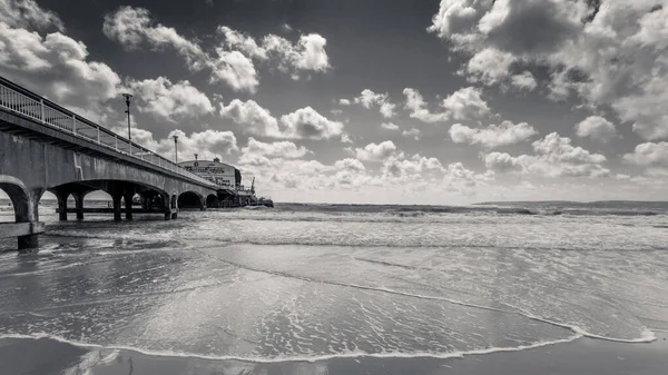 Мальовничий Вид Пляж Мостом Збоку Фоні Хмарного Неба — стокове фото
