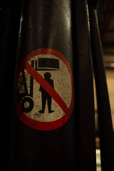 フォークリフトトラックの下に立つことを禁止する標識 — ストック写真