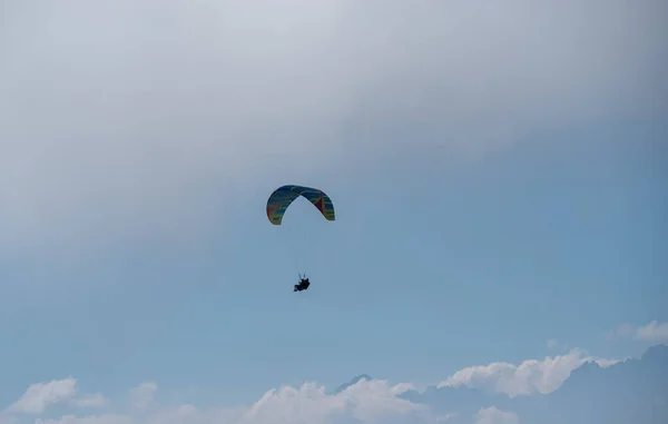 Uma Bela Imagem Parapente Voando Alto Céu — Fotografia de Stock