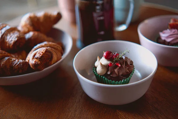 Closeup Shot Cupcakes Croissant Bread White Bowls Served Cafe — Photo