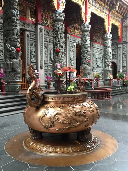 Vertical Shot Incense Pot Dragons Folk Religious Temple Linkou Taiwan — Stok fotoğraf
